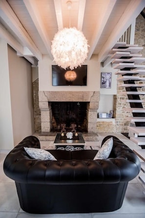 Flat-screen TV, fireplace, stereo
