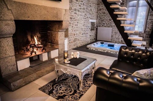 Gîte avec SPA enterré privatif dans le gîte et piscine chauffée à partager