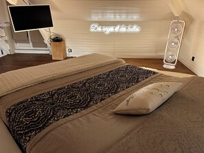 1 bedroom, free WiFi, bed sheets - Luxurious cottage for a romantic stay with pool access (Bain-de-Bretagne)