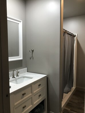 Ducha, toallas, jabón, shampoo