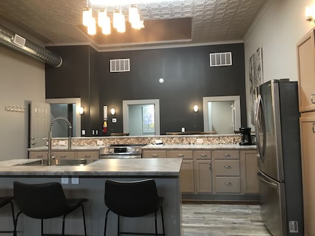 Fridge, microwave, oven, stovetop. Stay in Historic Downtown Keokuk