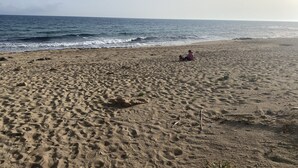 A sandy beach with footprints and a few scattered rocks. - Villa Sole (San Pietro In Bevagna)
