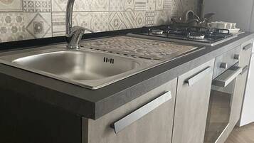 Kühlschrank, Mikrowelle, Ofen, Herdplatte