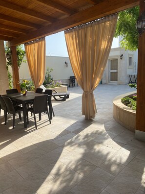 Outdoor dining - Villa Sole (San Pietro In Bevagna)