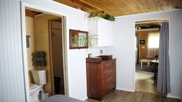 1 bedroom, desk, free WiFi, bed sheets