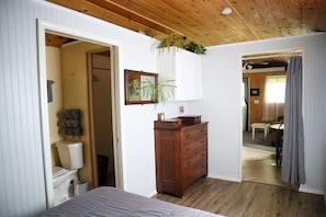 1 bedroom, desk, free WiFi, bed sheets