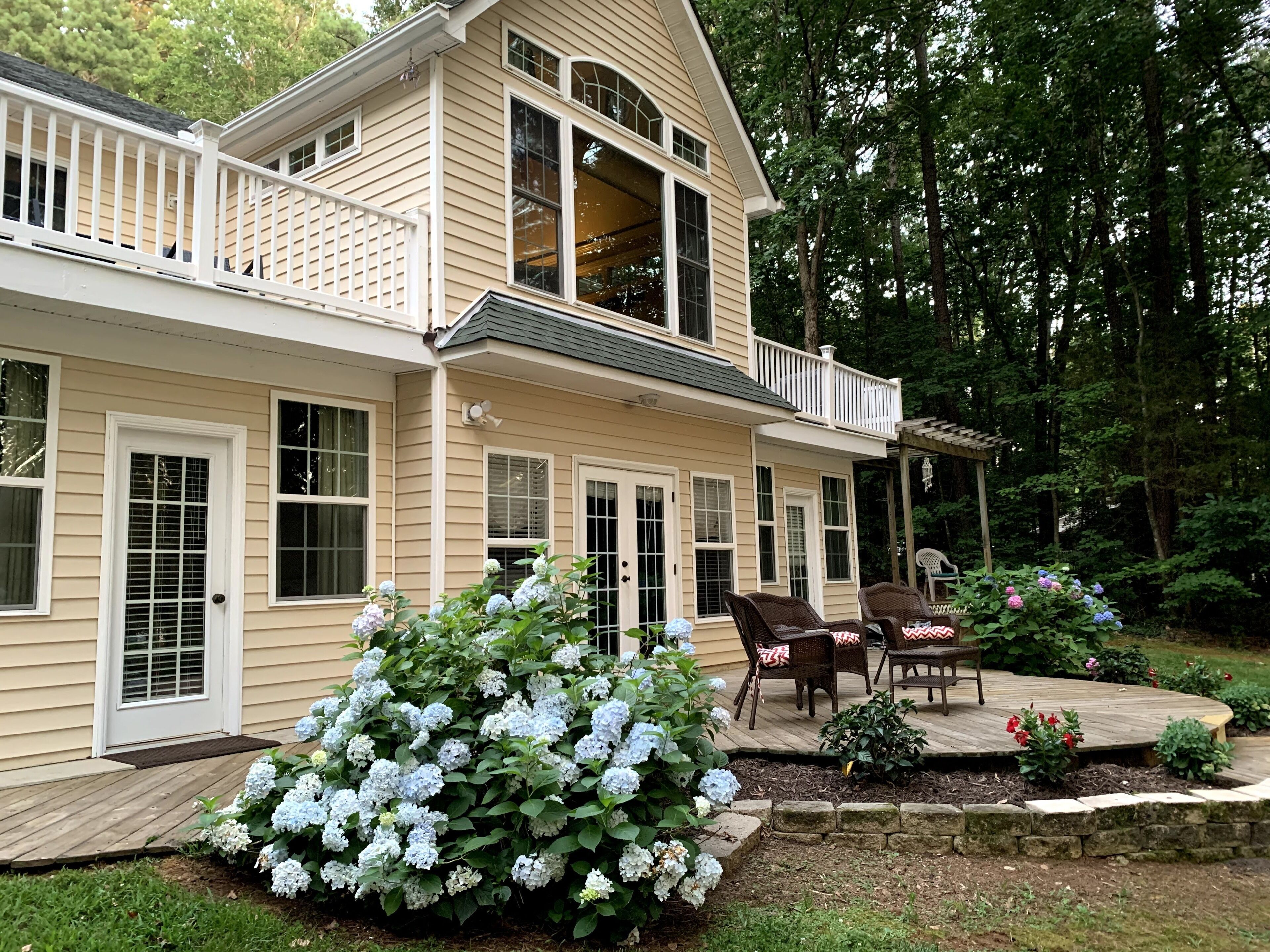 Great Creek Quiet Waterfront Lake Escape