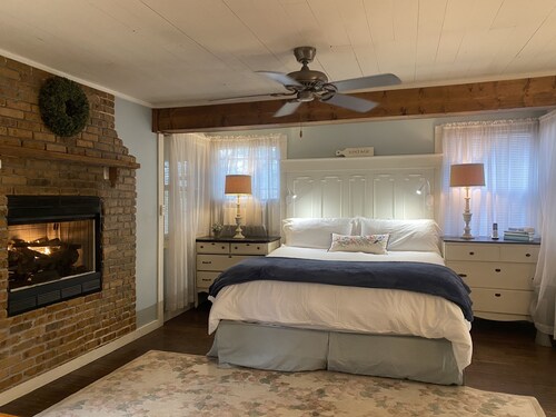 Chic Cottage 1.4 miles to downtown