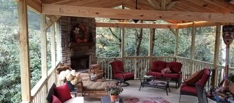 Chic Cottage 1.4 miles to downtown