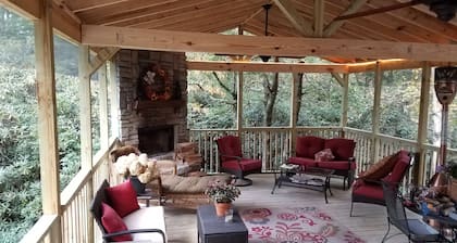 Chic Cottage 1.4 miles to downtown