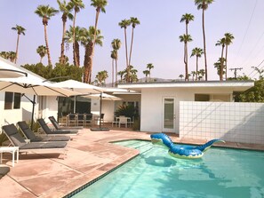 Utendørsbasseng og et oppvarmet basseng