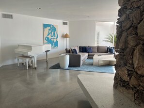 Smart-tv, eldstad och böcker