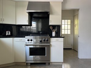 Kylskåp, mikrovågsugn, ugn och spishäll