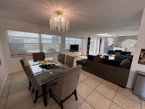 Een smart-tv, een open haard en een dvd-speler