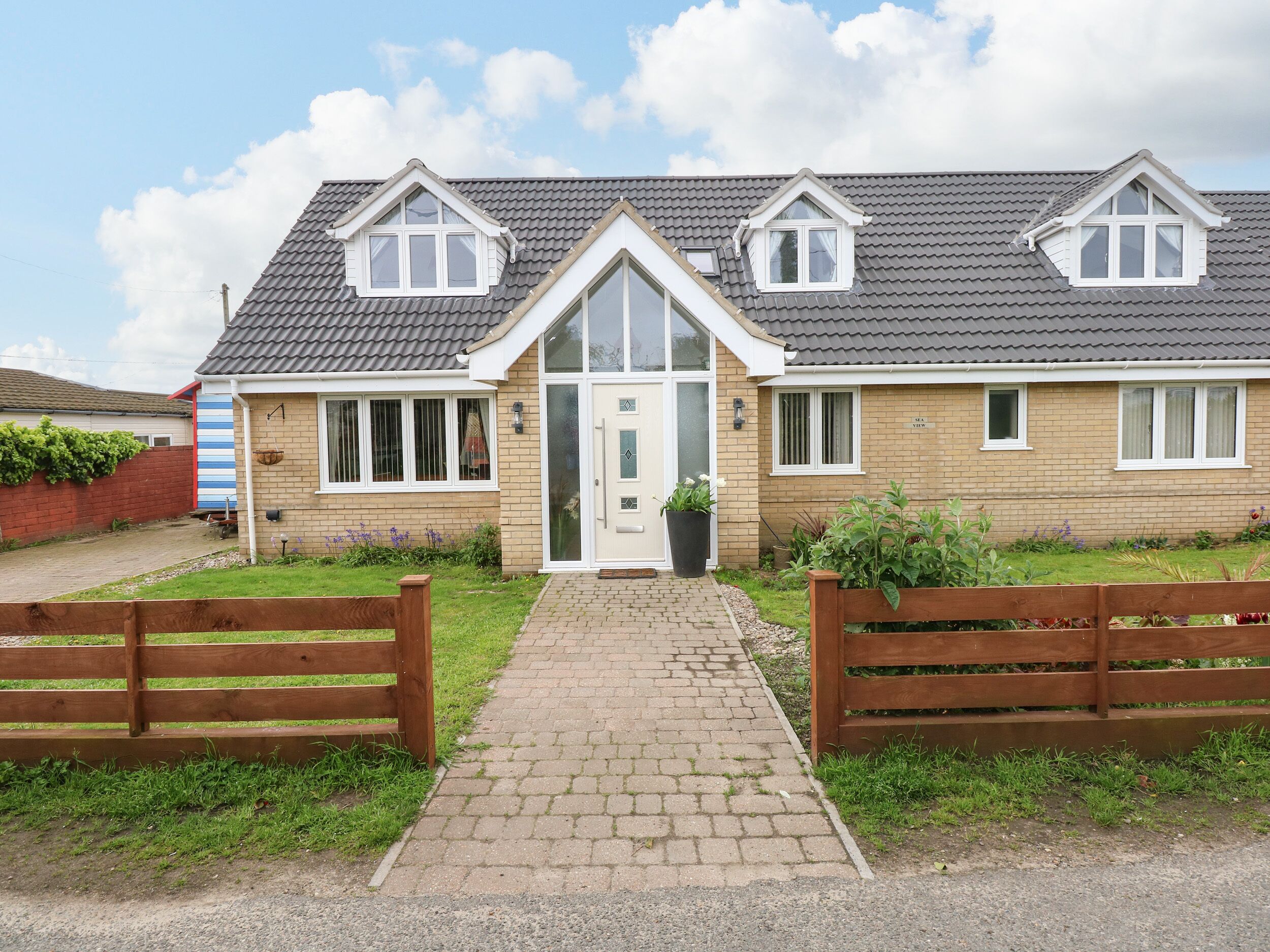 SEAVIEW, pet friendly, character holiday cottage in Lowestoft