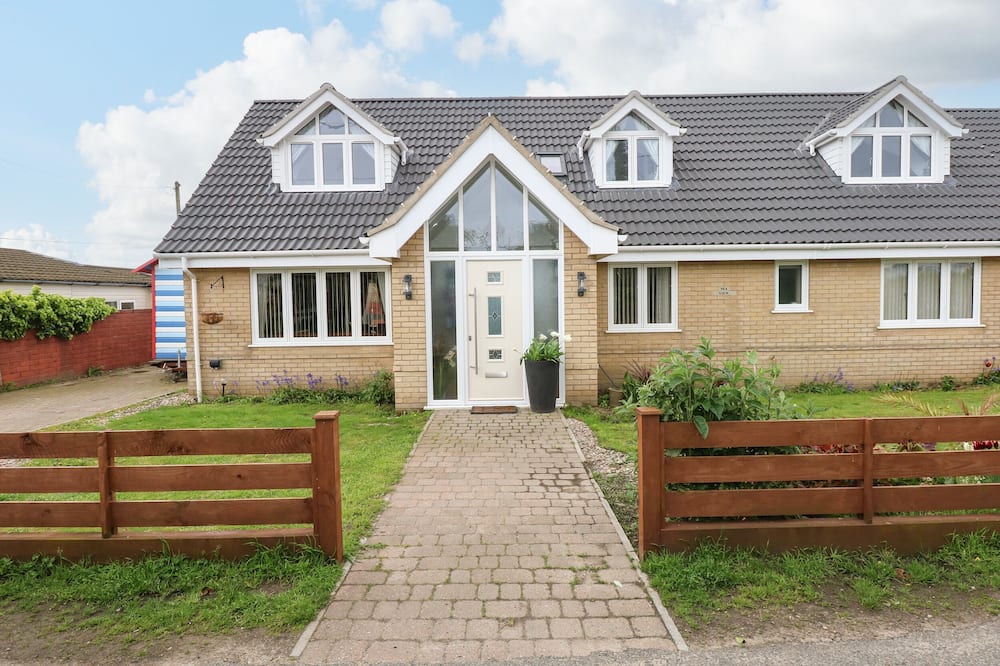 SEAVIEW, pet friendly, character holiday cottage in Lowestoft