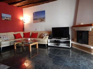 Smart-TV, bøker og stereoanlegg