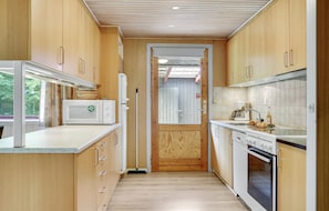 Kühlschrank, Mikrowelle, Herdplatte, Geschirrspüler