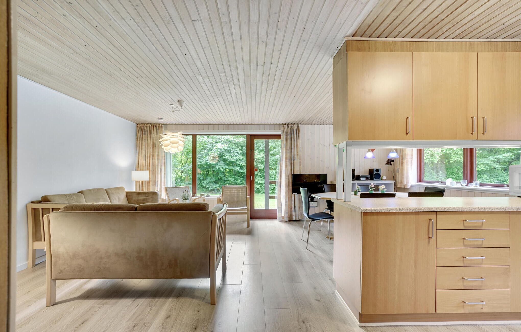 Een televisie en een open haard