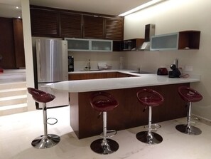 Jääkaappi, mikroaaltouuni, uuni, liesi