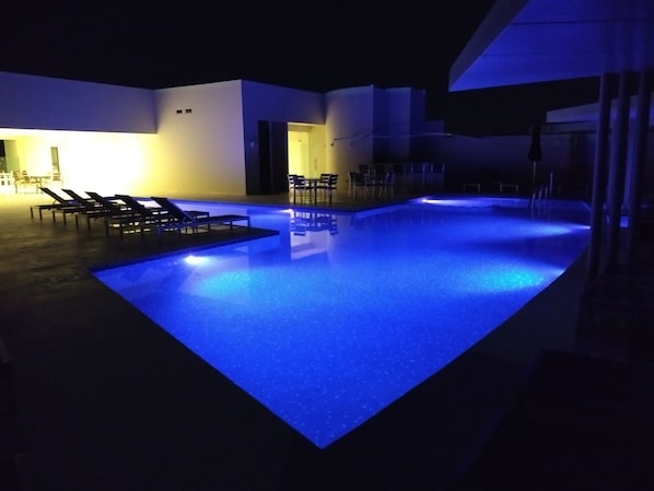 Ulkouima-allas, lämmitetty uima-allas