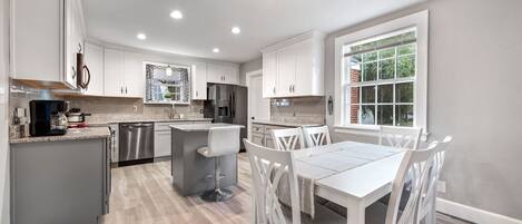 Kylskåp, mikrovågsugn, ugn och spishäll