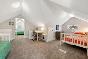 4 bedrooms, in-room safe, desk, iron/ironing board