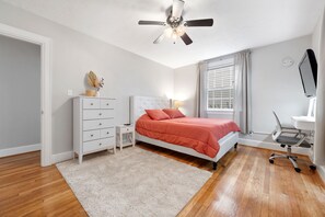 4 bedrooms, in-room safe, desk, iron/ironing board