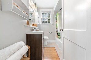 Combined shower/bathtub, hair dryer, towels, soap - Cozy Modern Cabin (Portsmouth)
