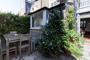 Outdoor dining - Afghan Road by onefinestay (London)