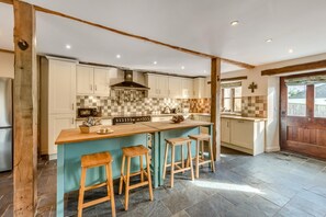 Micro-ondes, four, lave-vaisselle, grille-pain