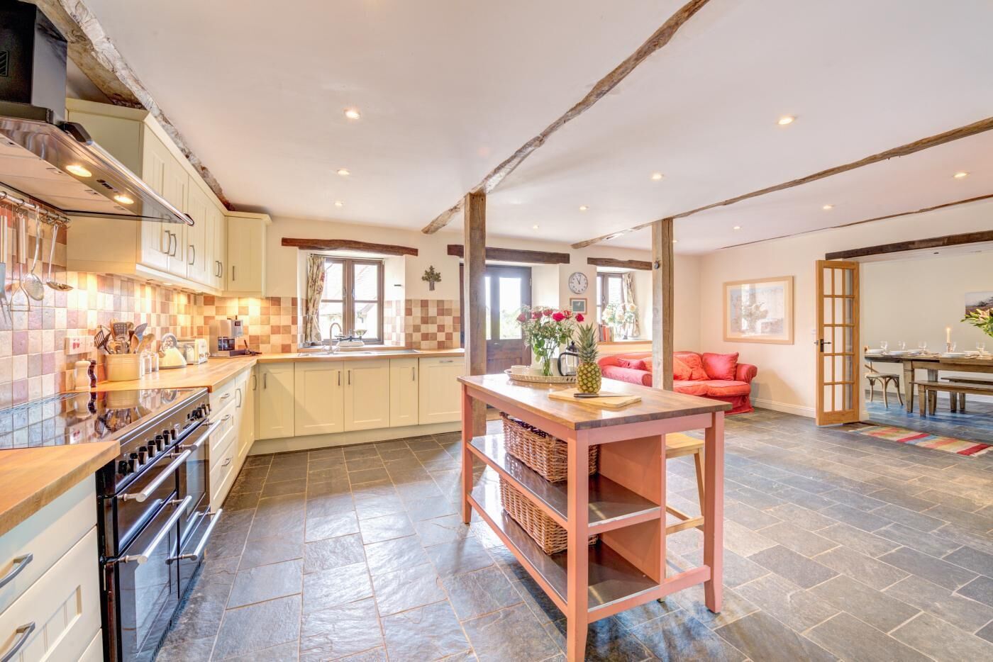 Micro-ondes, four, lave-vaisselle, grille-pain