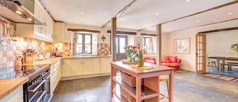 Micro-ondes, four, lave-vaisselle, grille-pain