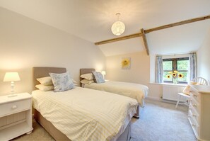 8 bedrooms, iron/ironing board, travel crib, free WiFi - 5 Bed in Middle Marwood (oc-stepps) (Marwood)