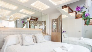 A modern hotel room with a large bed, a mirror, and a wooden wardrobe. - Winter Garden - NAVONA SQUARE (Roma)