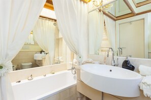 Combined shower/tub, hair dryer, bidet, towels