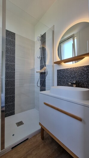 Een douche, een haardroger, handdoeken, zeep