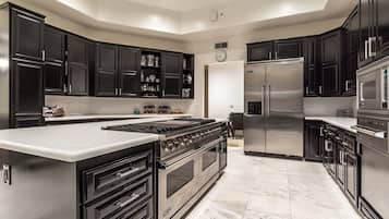 Frigorífic, microones, forn i placa de cuina