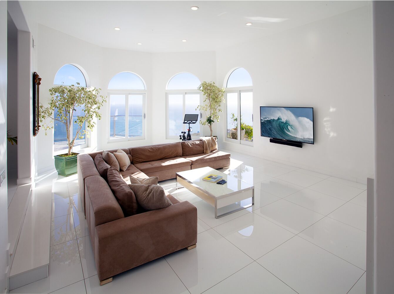 Smart TV, livros, escritórios