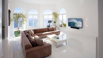 Smart TV, livros, escritórios