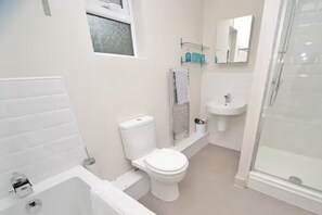 Douche, sèche-cheveux, serviettes fournies, savon