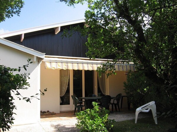 تناول الطعام بالخارج