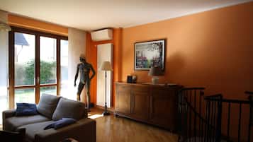 TV, lettore DVD, libri, videoteca