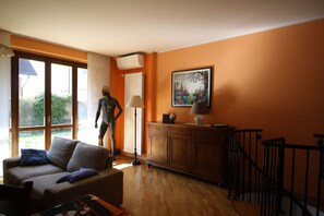 TV, DVD player, books, video library