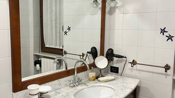 Vasca, vasca idromassaggio, asciugacapelli, bidet