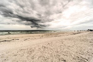 On the beach - Walk to Beach: Resort-Style Siesta Key Condo! (Siesta Key)