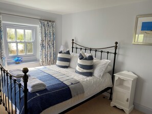 3 slaapkamers, een strijkplank/strijkijzer, reisbedje, gratis wifi