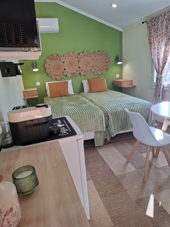 2 bedrooms, iron/ironing board, travel crib, free WiFi - Discover the center of PORTUGAL and stay in a lovely farm - 80 km from Lisbon! (Almeirim)
