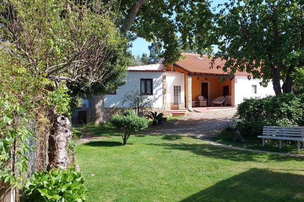 Guests House - view from the garden/Casa de Hóspedes - vista do jardim