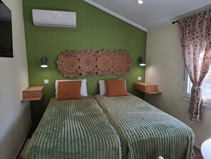 2 habitaciones, tabla de planchar con plancha y cuna de viaje 